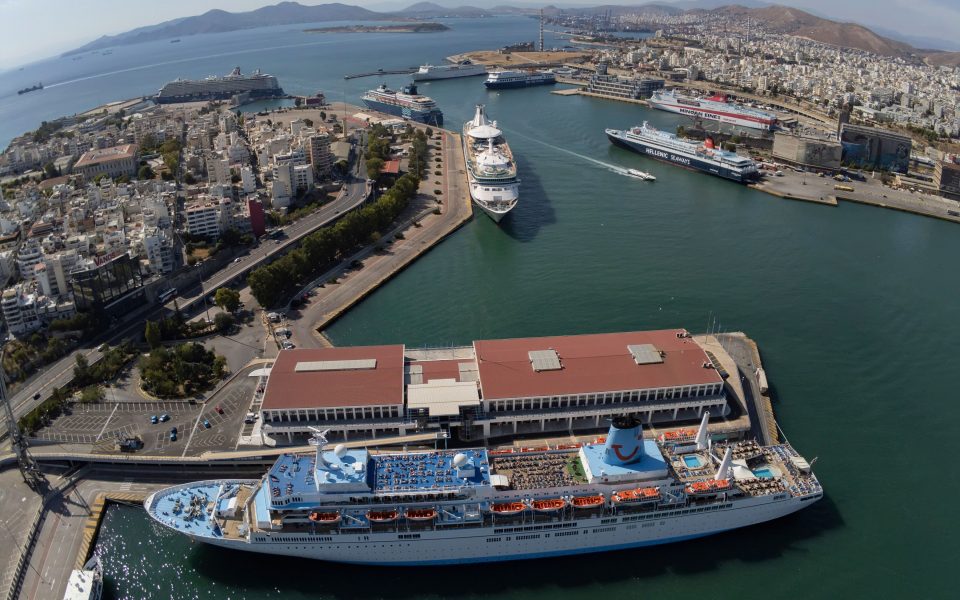 τέσσερα-ξενοδοχεία-στο-λιμάνι-του-πει-562120948