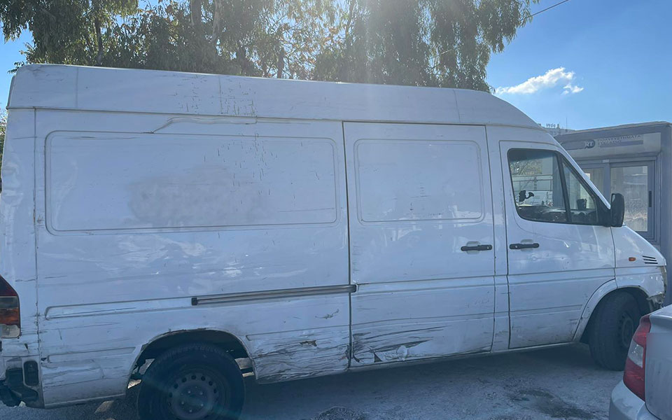 χειροπέδες-σε-δύο-άτομα-για-κλοπές-από-562119298