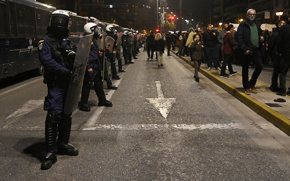 Επέτειος Πολυτεχνείου: Ολοκληρώθηκε η πορεία προς την αμερικανική πρεσβεία-4