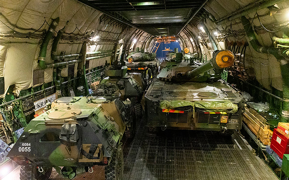 γαλλία-ο-στρατός-στέλνει-άρματα-μάχης-562128616