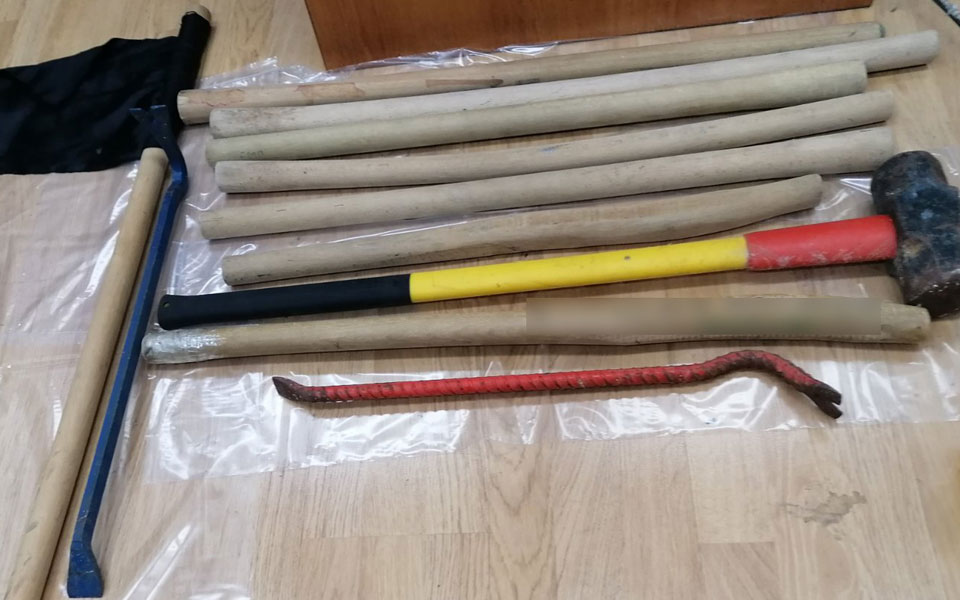 Μολότοφ, εμπρηστικοί μηχανισμοί και βαριοπούλες σε αποθήκη του ΕΜΠ (εικόνες, βίντεο)-1