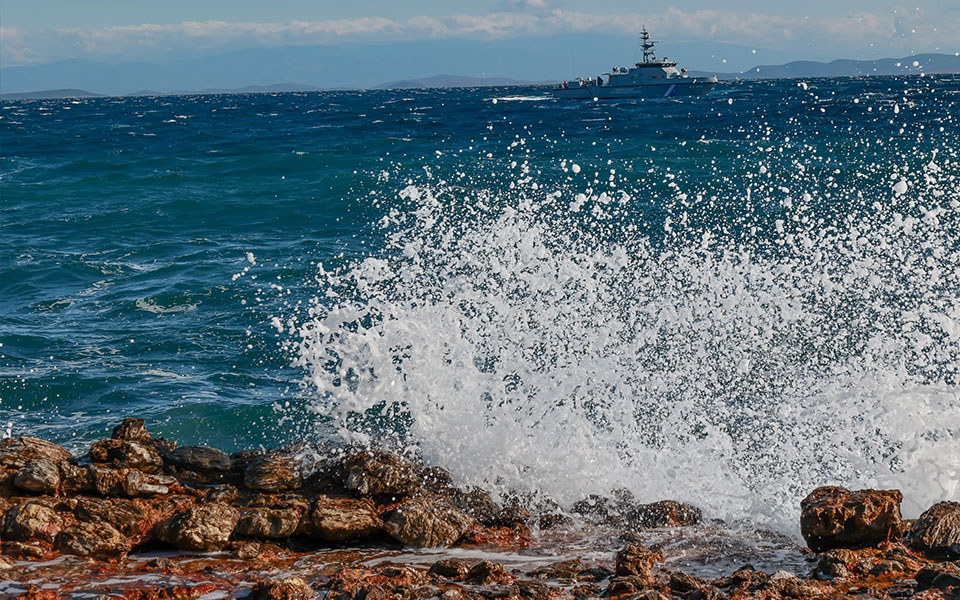ναυάγιο-σκάφους-στο-στενό-καφηρέα-σε-ε-562118836