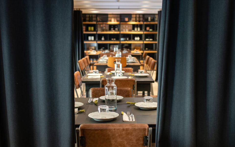 ραντεβού-στο-πατάρι-ενός-φαρμακείου-562149931