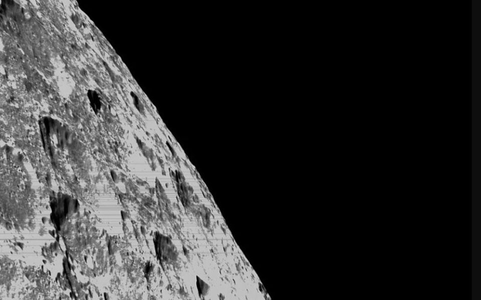 εντυπωσιακές-εικόνες-η-σελήνη-μέσα-562153468