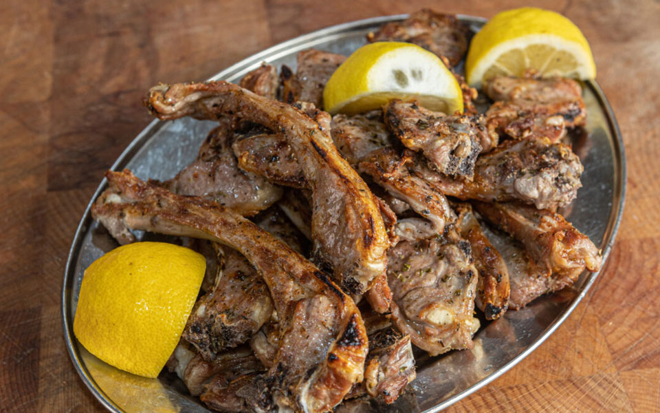 16-ταβέρνες-στην-αθήνα-για-παϊδάκια-λο-562159087