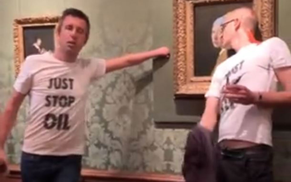 κορίτσι-με-το-μαργαριταρένιο-σκουλαρ-562119754