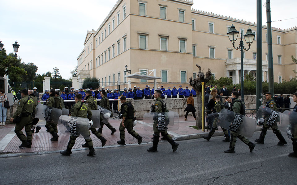 Επέτειος Πολυτεχνείου: Ολοκληρώθηκε η πορεία προς την αμερικανική πρεσβεία-24