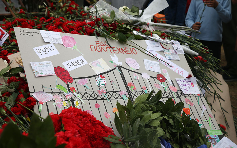 έκλεισαν-οι-πύλες-του-πολυτεχνείου-562141993