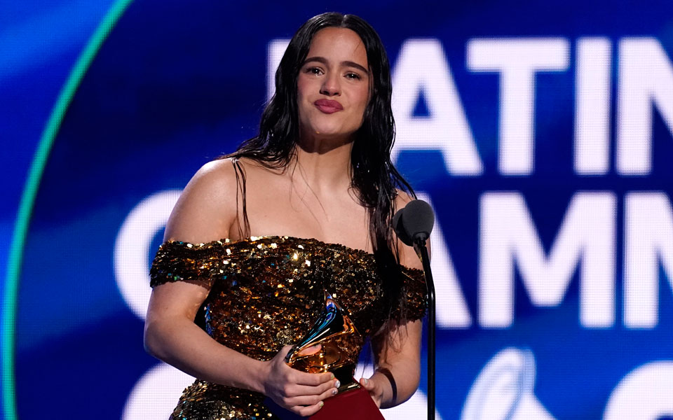 latin-grammys-η-νίκη-της-ροζαλία-και-η-λογοκρισία-562143970