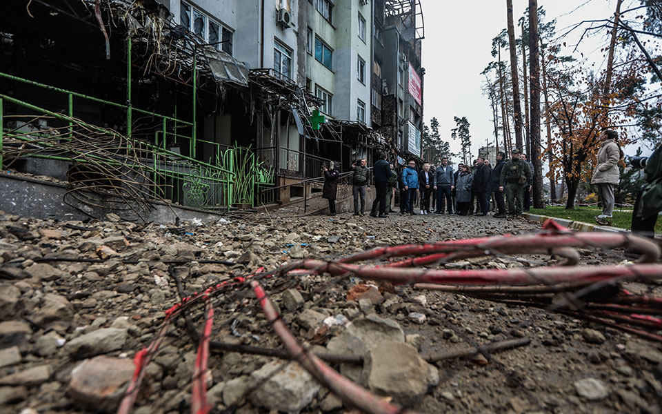 Σακελλαροπούλου στην Ουκρανία: Επίσκεψη στους ομαδικούς τάφους στην Μπούτσα-10