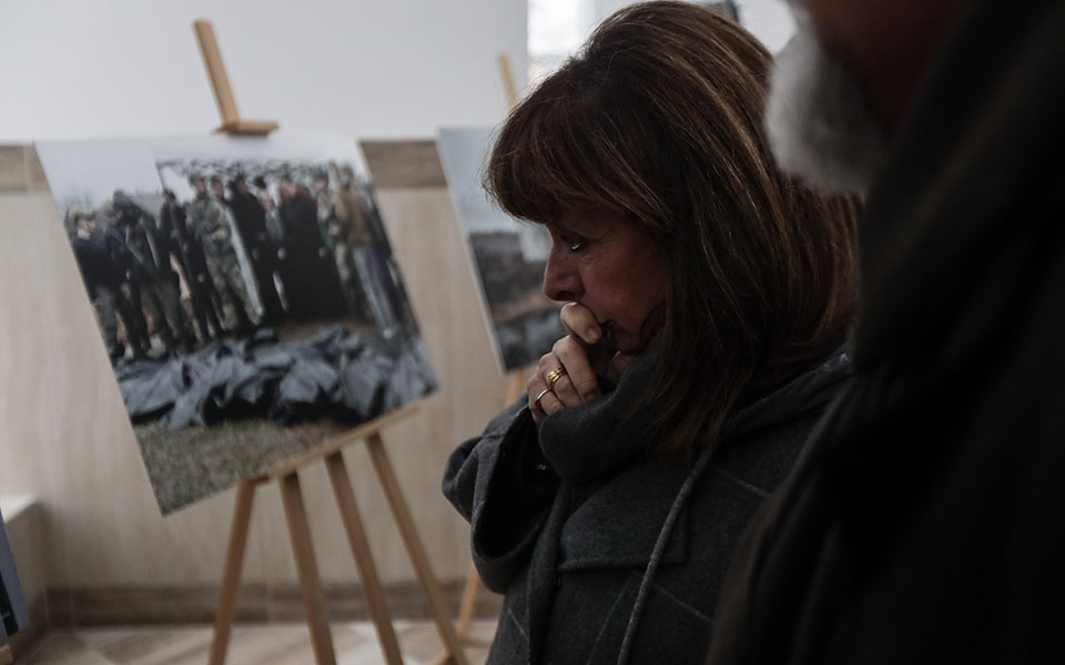 Σακελλαροπούλου στην Ουκρανία: Επίσκεψη στους ομαδικούς τάφους στην Μπούτσα-3