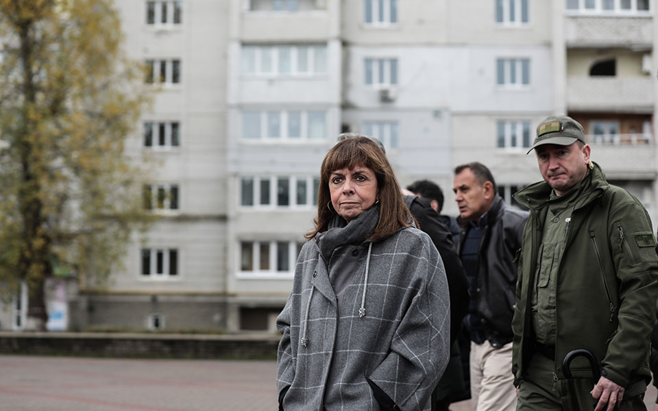 Σακελλαροπούλου στην Ουκρανία: Επίσκεψη στους ομαδικούς τάφους στην Μπούτσα-4