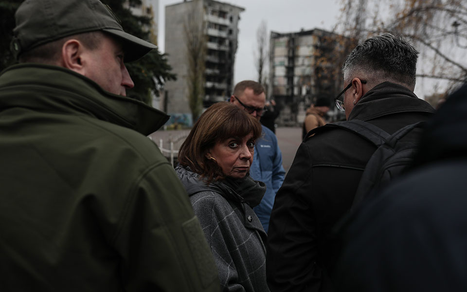 Σακελλαροπούλου στην Ουκρανία: Επίσκεψη στους ομαδικούς τάφους στην Μπούτσα-6