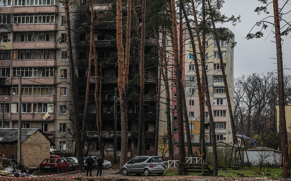 Σακελλαροπούλου στην Ουκρανία: Επίσκεψη στους ομαδικούς τάφους στην Μπούτσα-7