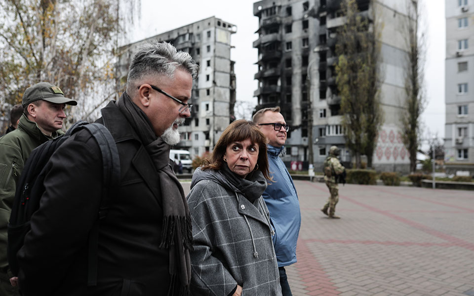 Σακελλαροπούλου στην Ουκρανία: Επίσκεψη στους ομαδικούς τάφους στην Μπούτσα-8