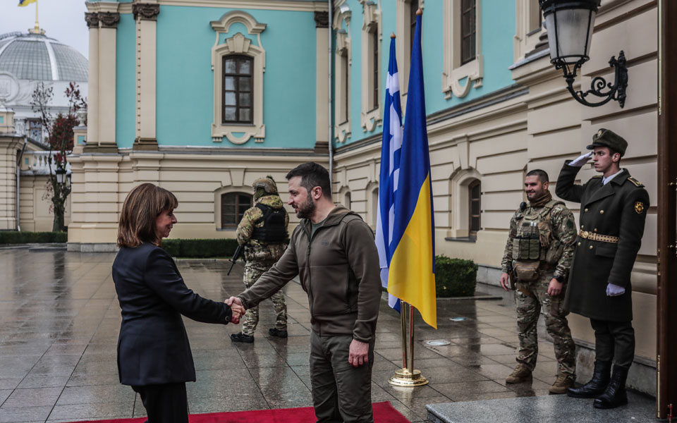 Σακελλαροπούλου στην Ουκρανία: «Δεν θα ξεχάσουμε τα εγκλήματα που διαπράχθηκαν στη Μαριούπολη»-1