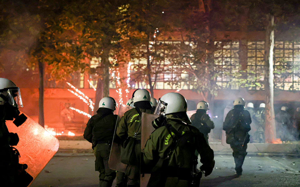 επεισόδια-στη-θεσσαλονίκη-μολότοφ-έξ-562142584