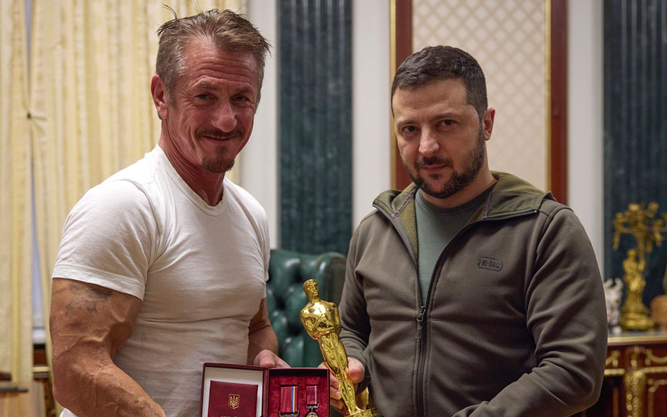 σον-πεν-χάρισε-ένα-από-τα-δύο-του-όσκαρ-562131031