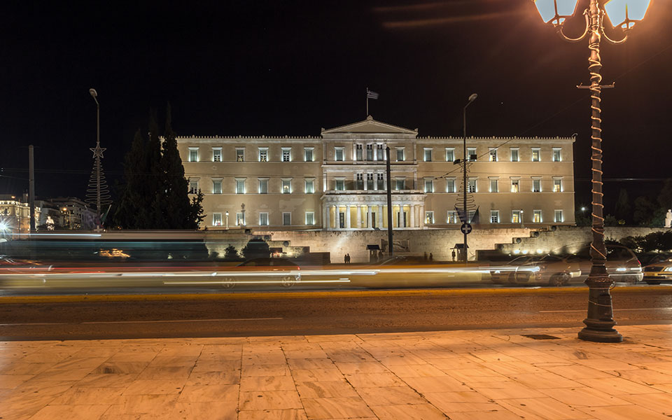 θανατηφόρο-τροχαίο-με-μηχανή-έξω-από-τ-562127860