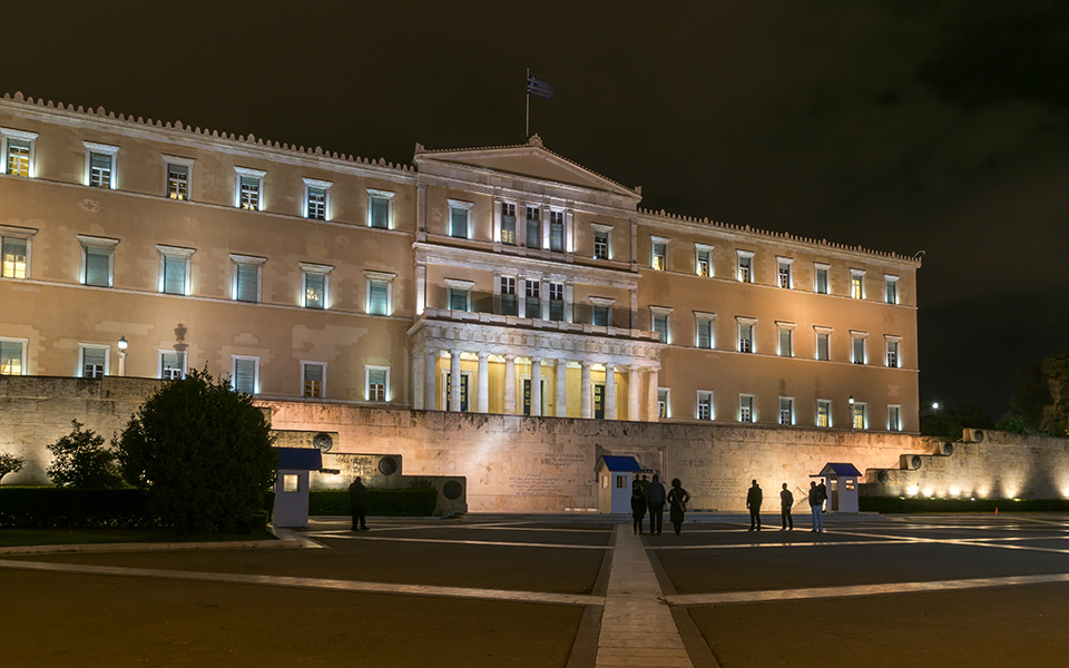 δημόσιο-μόνο-3-στους-10-σβήνουν-τα-φώτα-562143805