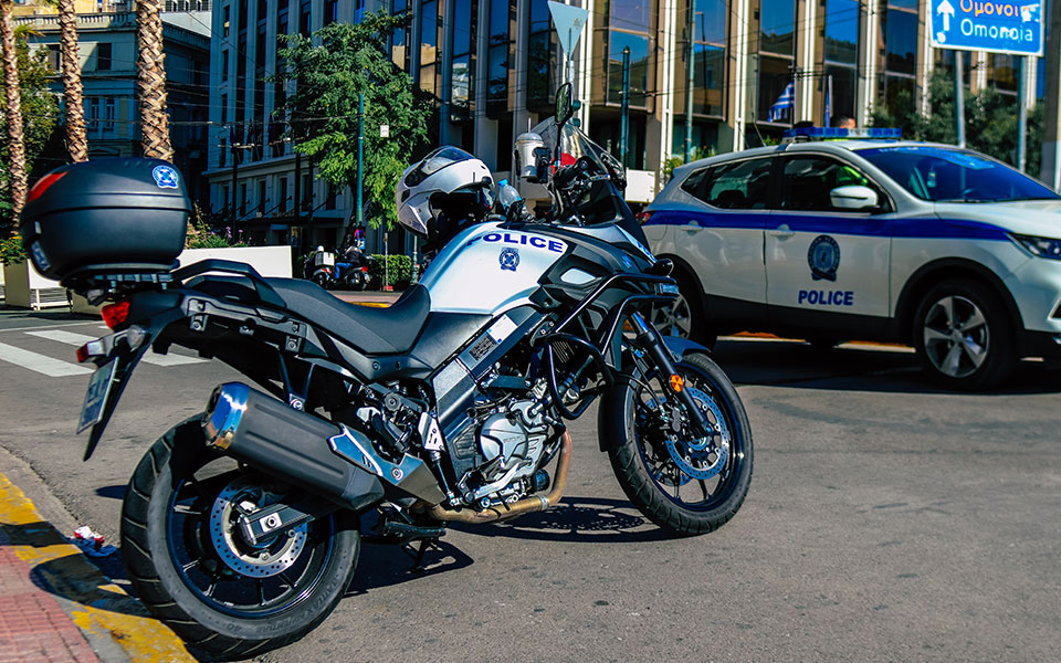 χειροπέδες-σε-δύο-άνδρες-για-ένοπλες-λ-562152724