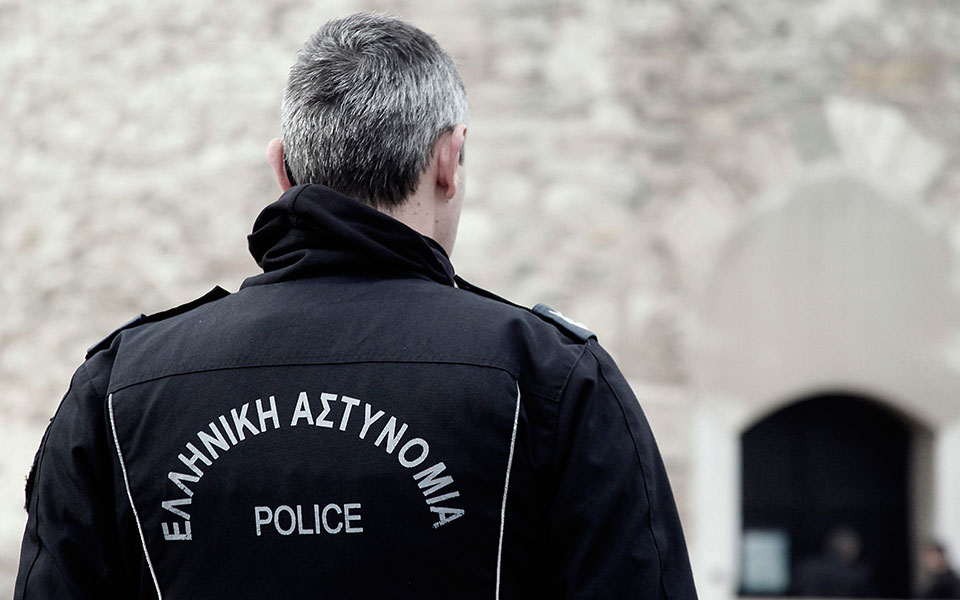 σαλαμίνα-χειροπέδες-σε-δύο-άτομα-για-π-562130593