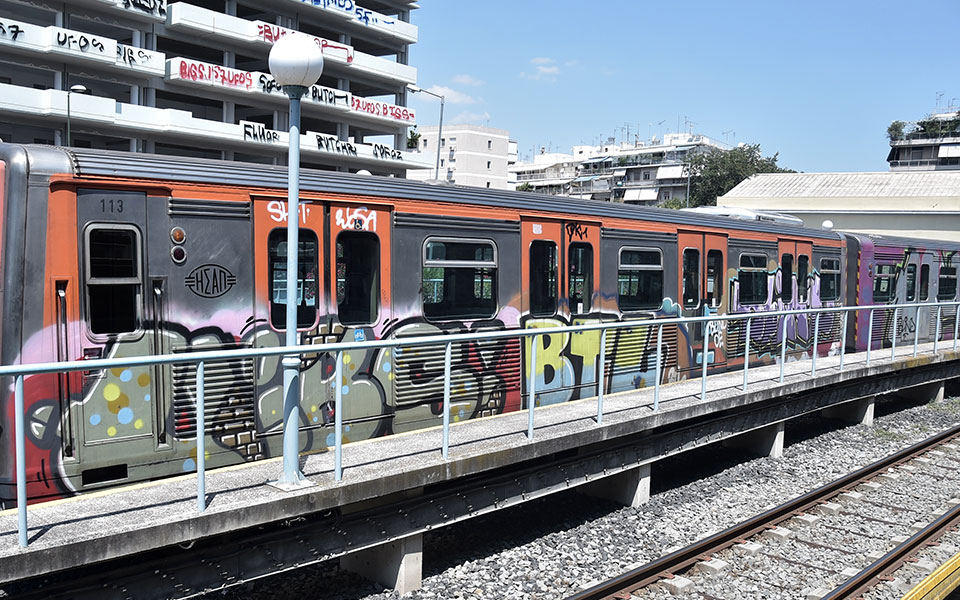 χειροπέδες-σε-ανήλικο-για-φθορές-σε-συ-562138045