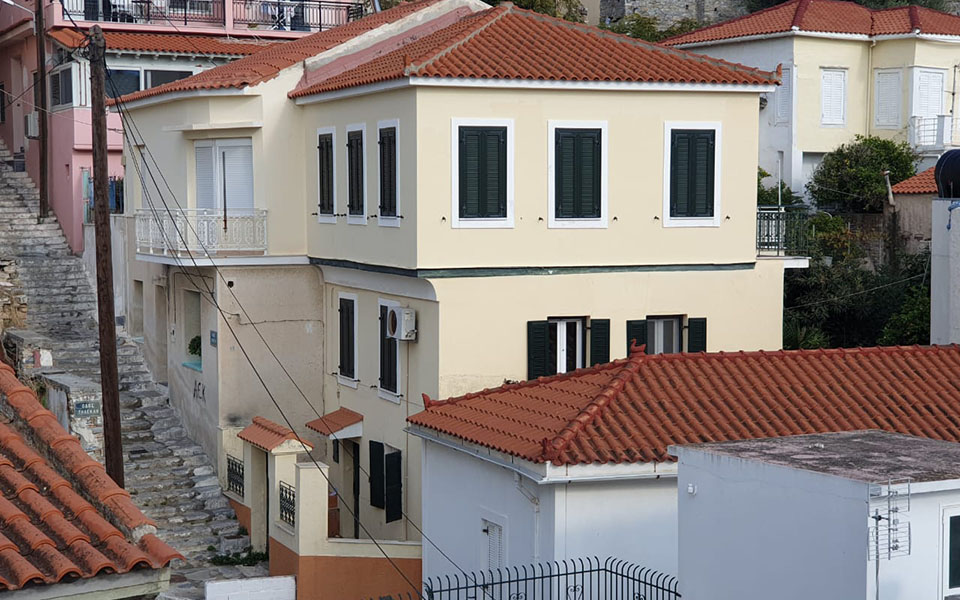 «Κανένα μέρος δεν συγκρίνεται με την Ελλάδα» – Ευρωπαίοι που αγόρασαν σπίτι στη χώρα μας μιλούν στην «Κ»-2