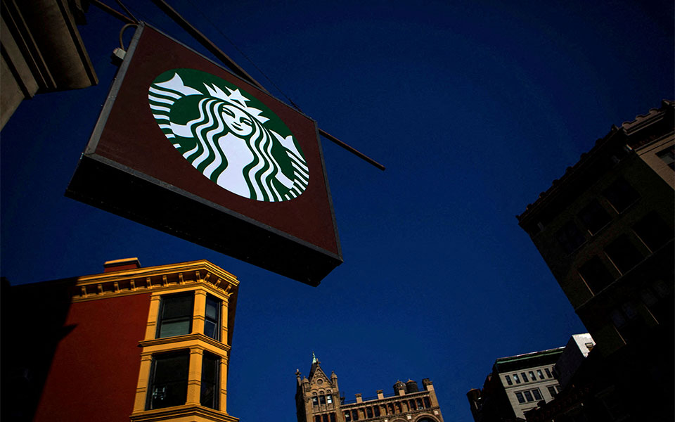 starbucks-η-εξέγερση-της-κόκκινης-κούπας-δι-562142434