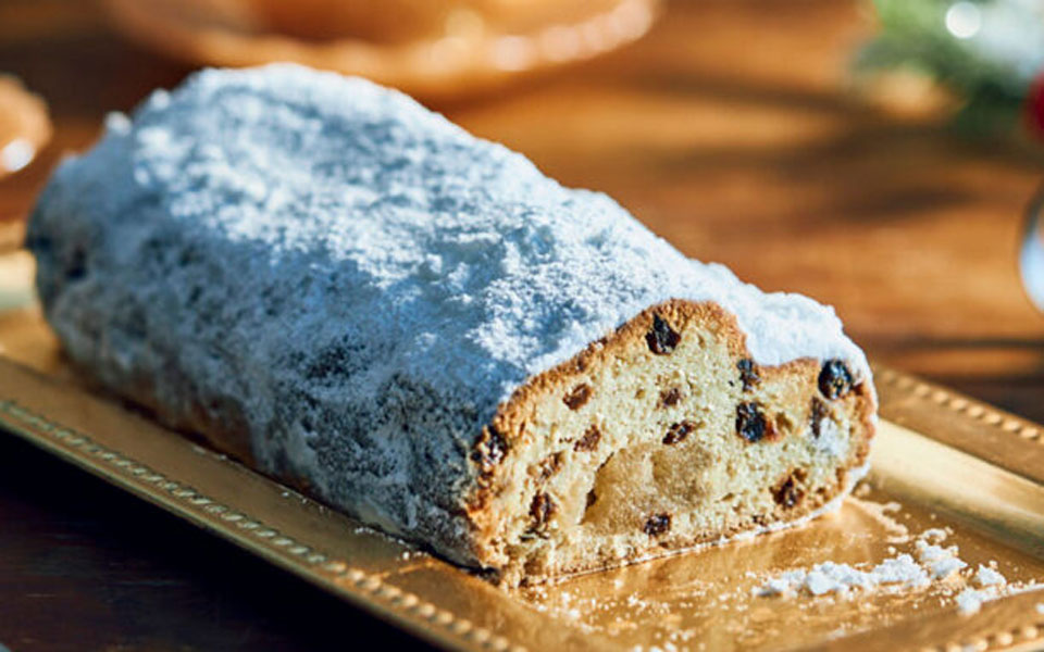 στόλεν-γερμανικό-ψωμί-με-ξερά-φρούτ-562158232