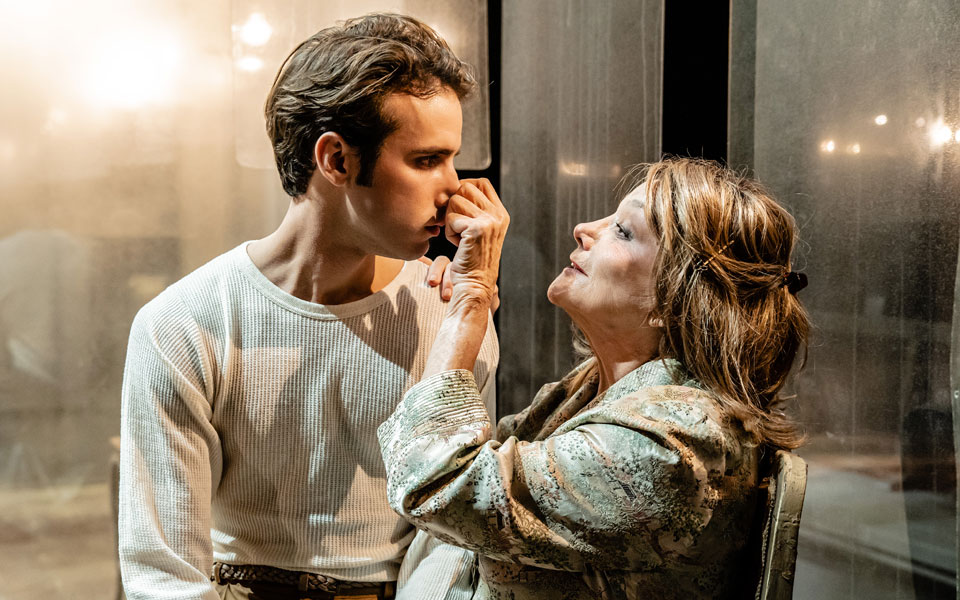 Μπέτυ Αρβανίτη: «Η ρίζα των προβλημάτων είναι στην οικογένεια. Η οικογένειά μας είναι η πρώτη πρόβα ζωής»-3