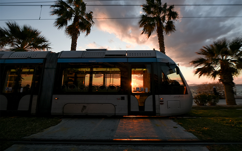 άλιμος-σύγκρουση-αυτοκινήτου-με-συρμ-562126102
