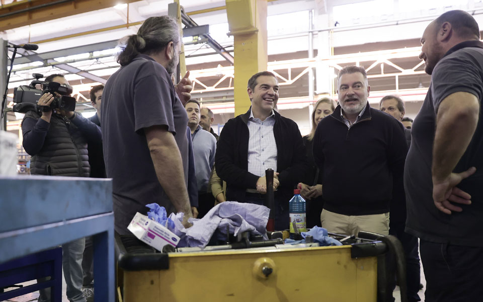 στο-αμαξοστάσιο-της-οσυ-ο-αλέξης-τσίπρ-562128028