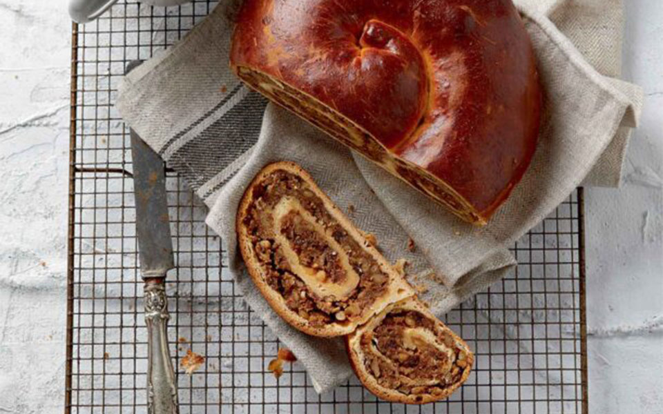 ιταλικό-τσουρέκι-γεμιστό-με-καρύδια-gubana-f-562138519