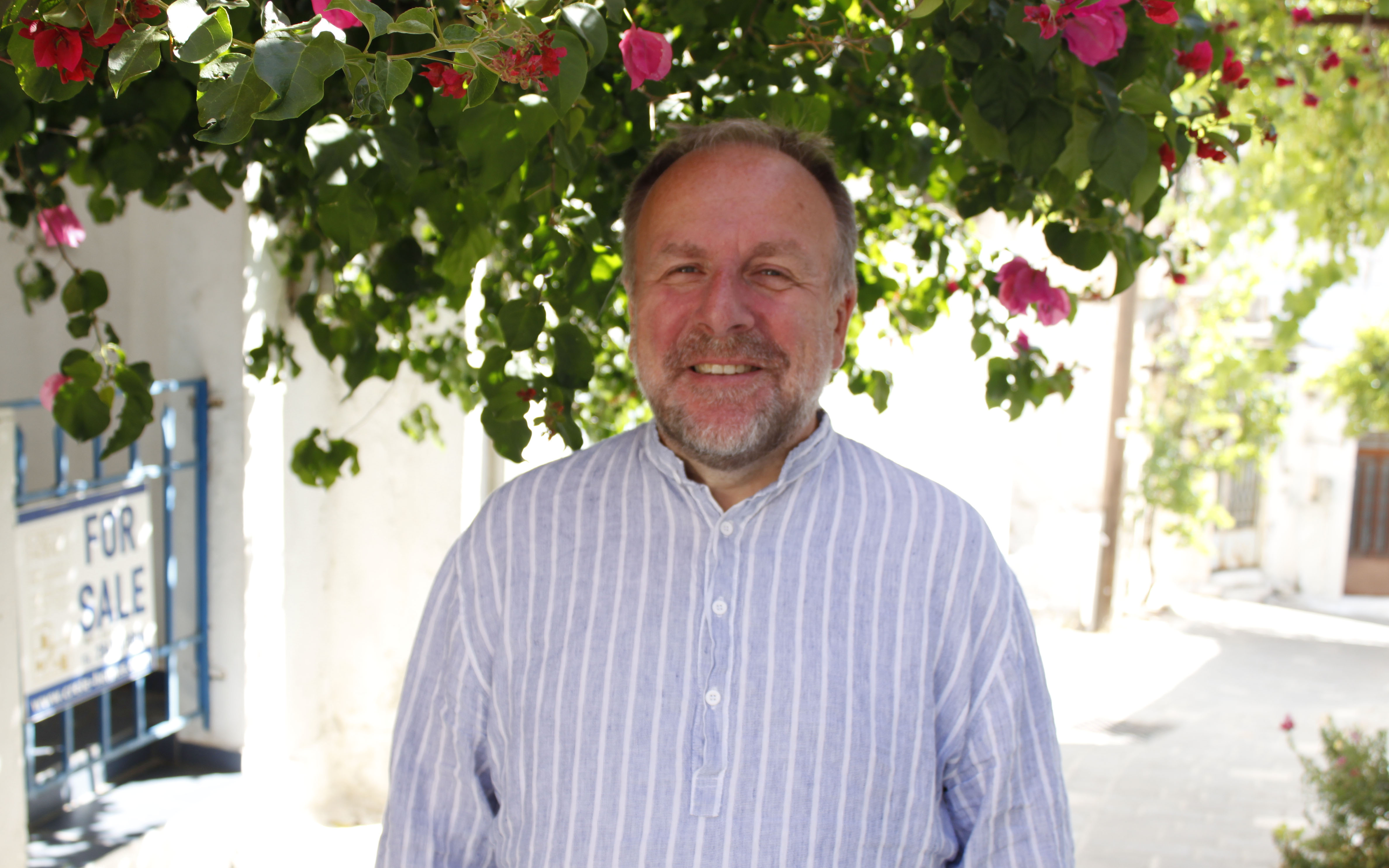 «Κανένα μέρος δεν συγκρίνεται με την Ελλάδα» – Ευρωπαίοι που αγόρασαν σπίτι στη χώρα μας μιλούν στην «Κ»-5