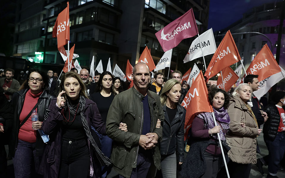 Επέτειος Πολυτεχνείου: Ολοκληρώθηκε η πορεία προς την αμερικανική πρεσβεία-15