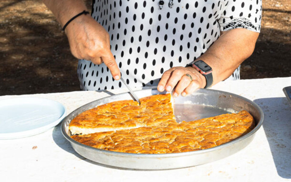 βλάχικη-ζυμαρόπιτα-με-γλυκό-τραχανά-562158646