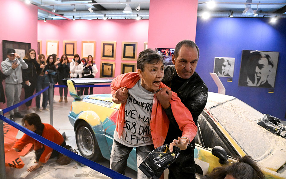 Ιταλία: Ακτιβιστές για το Κλίμα πέταξαν αλεύρι σε έργο του Άντι Γουόρχολ-2