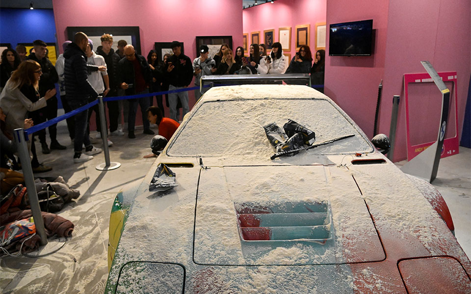 Ιταλία: Ακτιβιστές για το Κλίμα πέταξαν αλεύρι σε έργο του Άντι Γουόρχολ-1