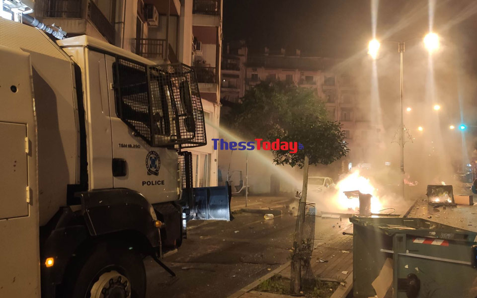 Ένταση και μολότοφ στη Θεσσαλονίκη-1