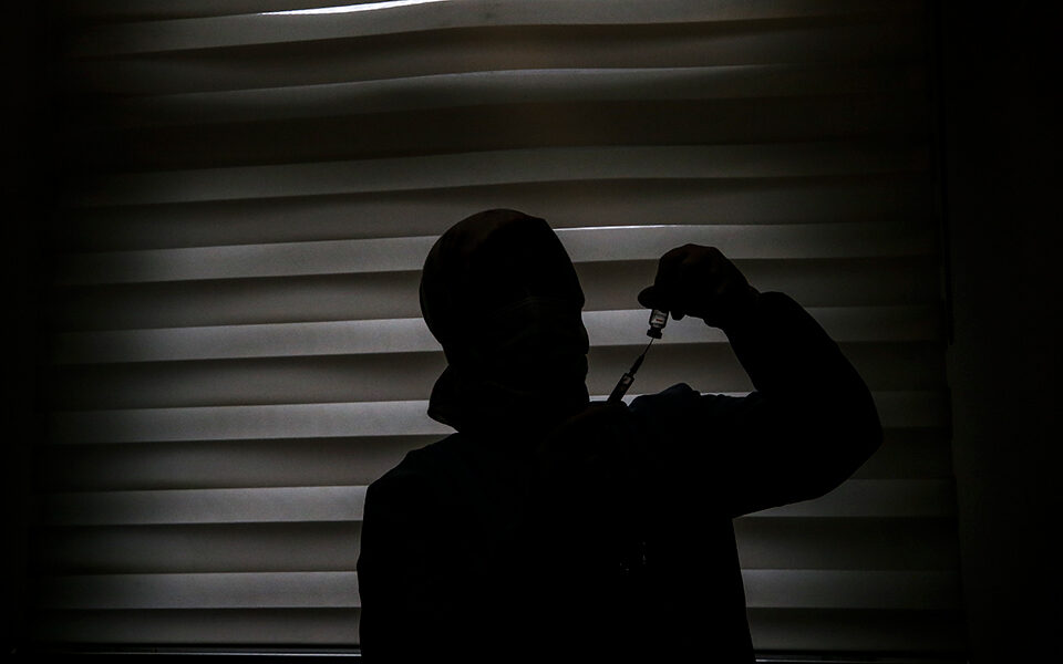 σε-έξαρση-η-γρίπη-σε-ύφεση-ο-κορωνοϊός-562198414