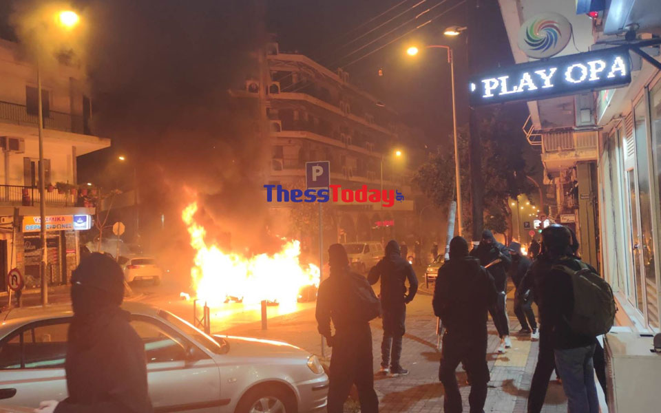 Ένταση και μολότοφ στη Θεσσαλονίκη-2