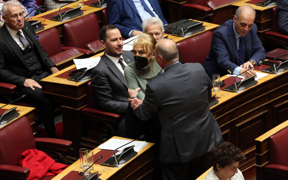 ένταση-με-τη-φωτεινή-πιπιλή-στη-βουλή-562176814