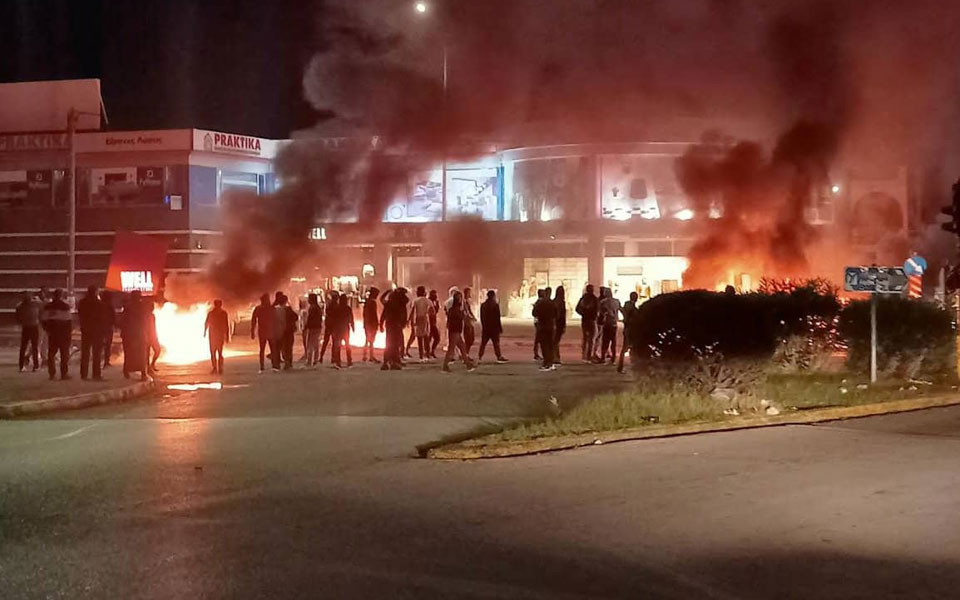 Ένταση με Ρομά στην περιοχή των Μεγάρων: Κλειστή η Αθηνών – Κορίνθου-1