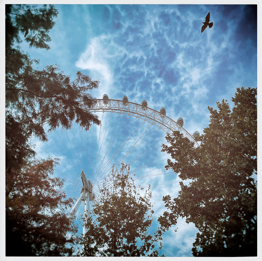 Τρία κορίτσια ταξιδεύουν: K-pop, drones και selfies από το Λονδίνο-3