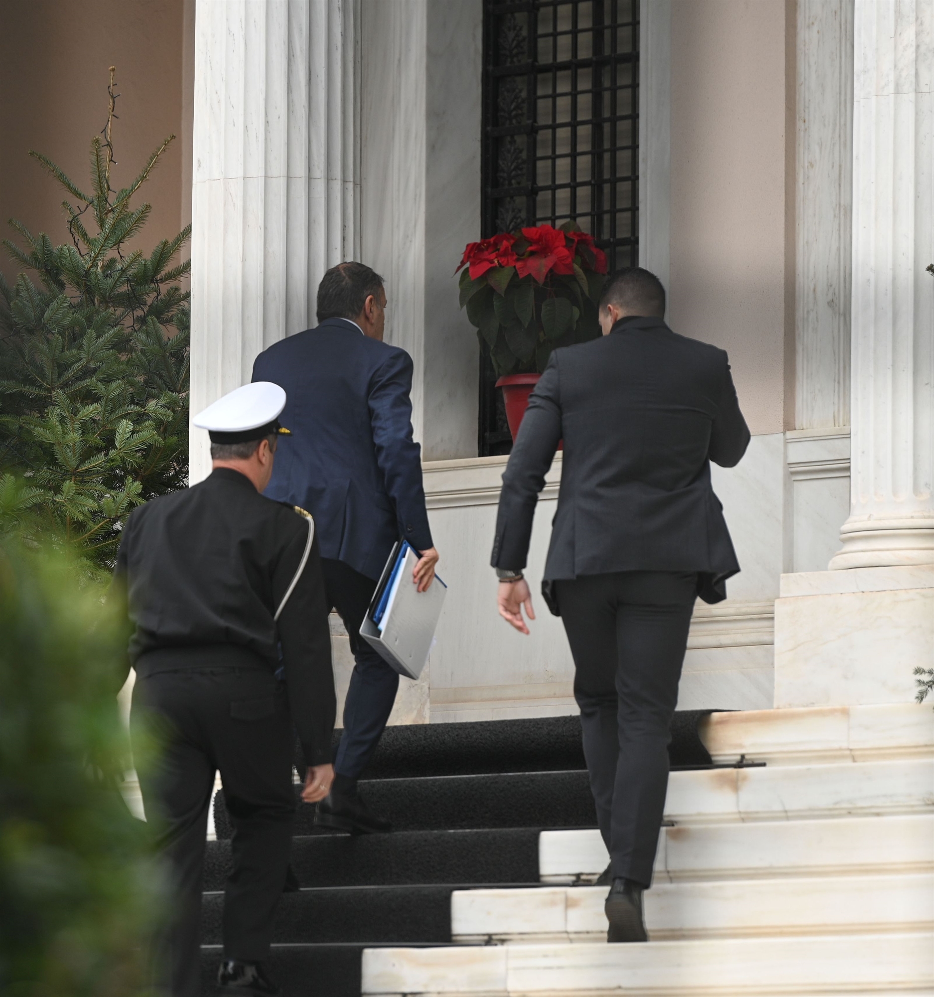 Ένοπλες Δυνάμεις: Παράταση της θητείας του Κ. Φλώρου-1