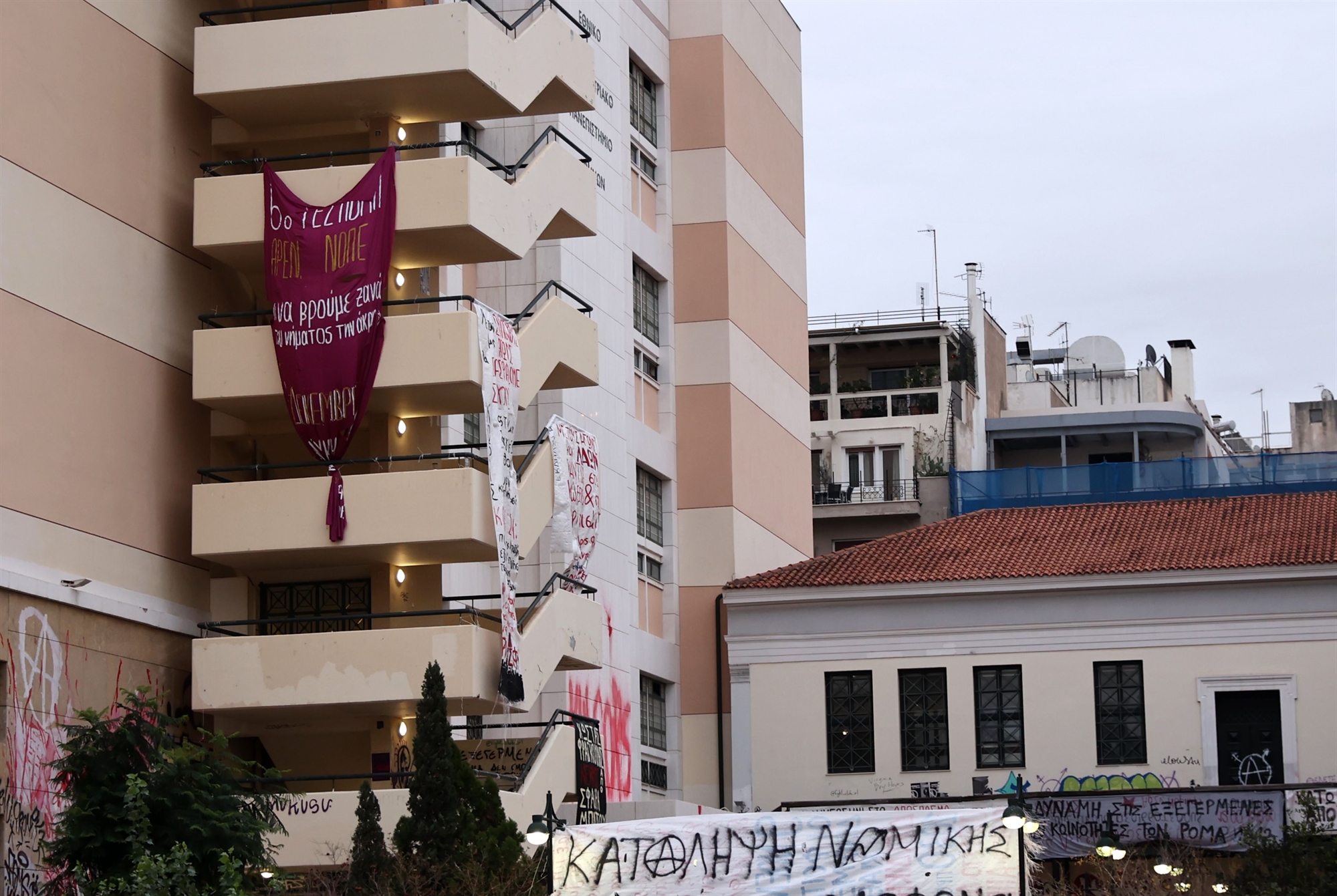 κοινωνία-πολιτών-με-φτιασίδια-562190530