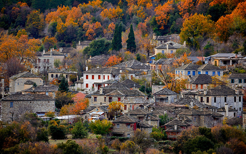 τρία-ελληνικά-χωριά-σαν-παραμύθι-562178635