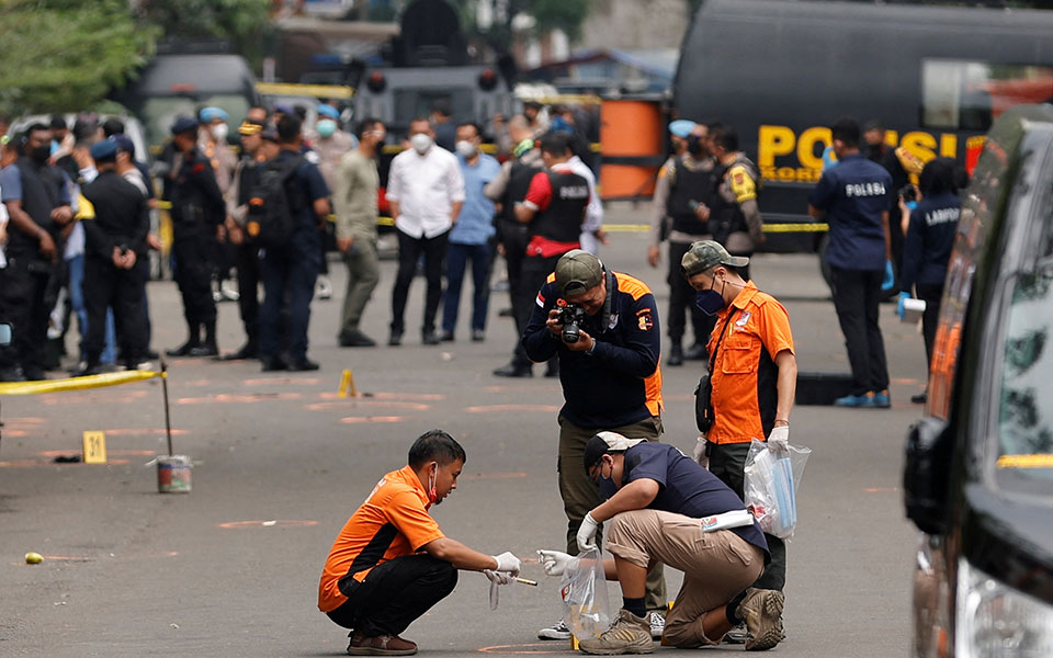 Ινδονησία: Επίθεση βομβιστή-καμικάζι σε αστυνομικό τμήμα-1