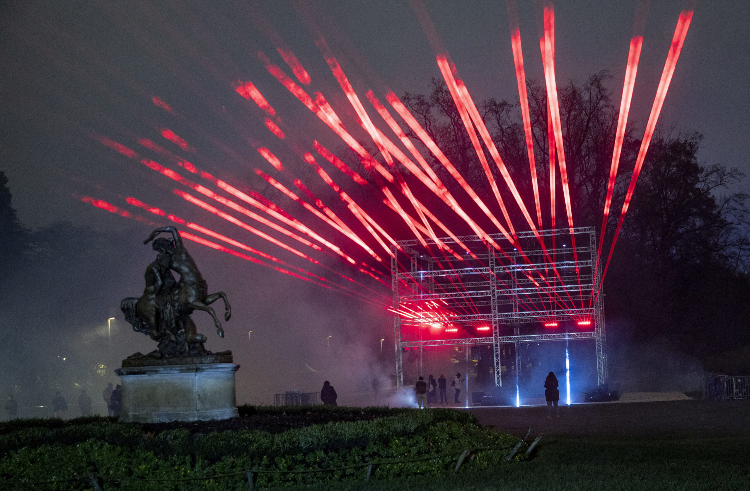 η-λυών-και-πάλι-λουσμένη-στο-φως-562176130